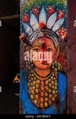 La verniciatura di una dea in corrispondenza di un muro di casa al Festival Darsain, offerto Prasad, religiosi cibo Foto Stock