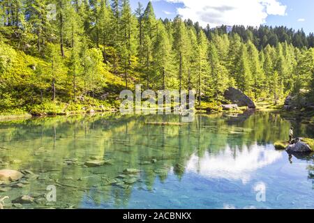 Il piccolo lago vicino a Crampiolo noto come il Lago delle Streghe, Alpe Devero, valle Antigorio, Piemonte, Italia Foto Stock