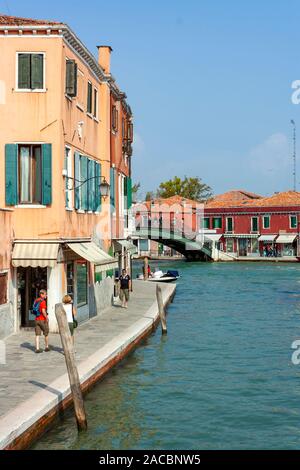 Venezia, un pittoresco canale passeggiata sull'isola di Murano nella laguna veneziana Foto Stock