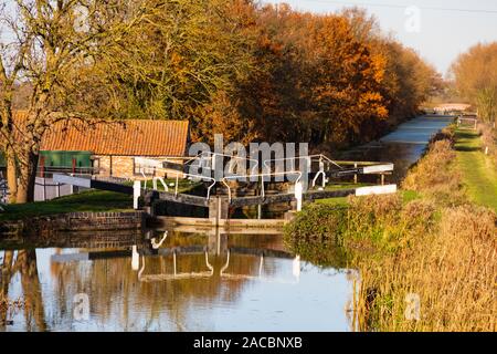 Cancelli di blocco sul Grantham a Nottingham Canal, vicino a Woolsthorpe, Grantham, Lincolnshire, Inghilterra Foto Stock