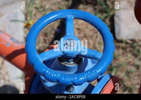 Arancio e blu colorato di arancione e blu acqua tubi con grandi aperture di aerazione. In questa foto si può vedere verniciato colorato i tubi e i fori di sfiato in un primo piano. Foto Stock