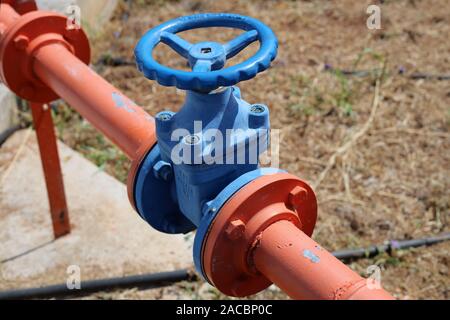 Arancio e blu colorato di arancione e blu acqua tubi con grandi aperture di aerazione. In questa foto si può vedere verniciato colorato i tubi e i fori di sfiato in un primo piano. Foto Stock