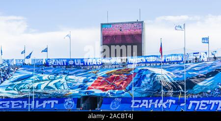 SAINT-Petersburg, Russia - 1 agosto: Appassionati di football club Zenit presso la partita di campionato della Russia il 1 agosto 2015 a San Pietroburgo, Russia Foto Stock