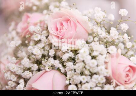 Bellissimi fiori matrimonio progettato e messo insieme da un fiorista locale pronto per la sposa e lo sposo per celebrare il loro giorno speciale insieme Foto Stock