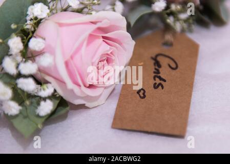 Bellissimi fiori matrimonio progettato e messo insieme da un fiorista locale pronto per la sposa e lo sposo per celebrare il loro giorno speciale insieme Foto Stock