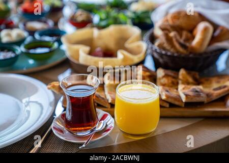 Una deliziosa e varia prima colazione mediterranea per una giornata energico. Foto Stock