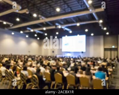 Immagini sfocate in sala conferenze. Abstract persone sfocate lezione e discussione nella sala seminario o in sala conferenza ,concetto aziendale. Foto Stock