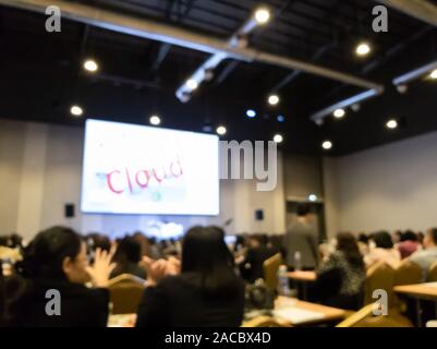 Immagini sfocate in sala conferenze. Abstract persone sfocate lezione e discussione nella sala seminario o in sala conferenza ,concetto aziendale. Foto Stock