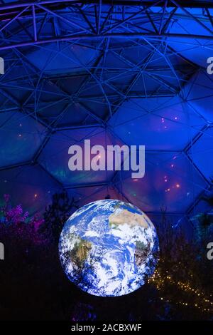 Luke Jerram di Gaia, Eden Project, Festa di Natale 2019 Foto Stock