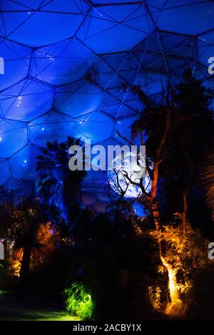 Luke Jerram di Gaia, Eden Project, Festa di Natale 2019 Foto Stock