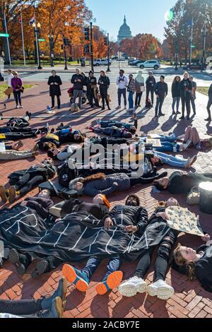 Washington, DC - GIOVANI attivisti in scena un 'die-NELL' durante un 'funebre per futuri' su Capitol Hill. Essi chiedevano che i governi affrontare la crisi di Foto Stock
