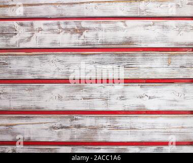 Bellissimo sfondo di legno da bianco shabby schede con accenti rossi. Sfondo per sport iscrizioni, texture. Foto Stock