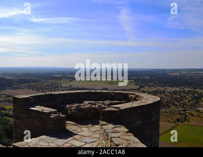 Viste di Alentejo in Portogallo da un punto di vista vicino al serbatoio di Alqueva in Monsaraz sulle rive del Guadiana Foto Stock