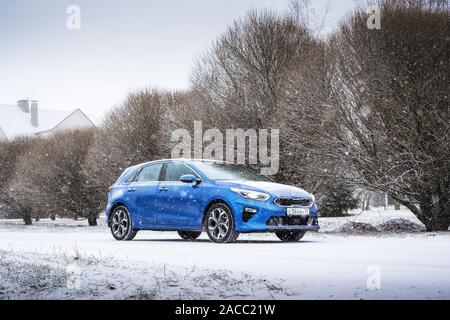 Minsk, Bielorussia - 26 Novembre 2019: Kia Ceed 2018 auto su terreni innevati country road Foto Stock