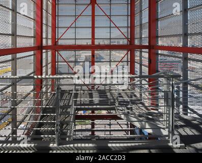 Aprire la tromba delle scale in Silo 3 con schermi di metallo. Silo Distretto Cape Town Cape Town, Sud Africa. Architetto: VDMMA, 2019. Foto Stock