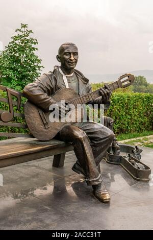 Krasnoyarsk, Russia, Agosto 25, 2019: uomo suonare la chitarra, bench panca per amanti e sposi novelli, street monumento, attrazioni, luoghi per turisti Foto Stock