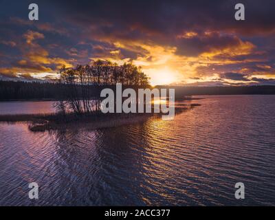 Lago con isole e un purpureo tramonto, antenna panorama Foto Stock