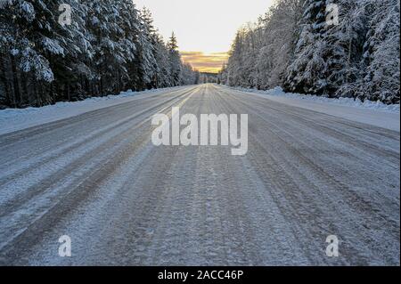 Scivoloso gelido inverno strada in Varmland Svezia Foto Stock