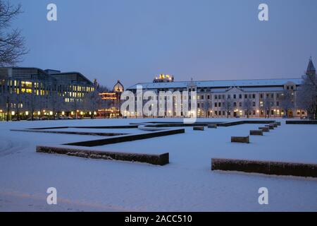 Magdeburg, Germania. Xvii gen, 2018. C'è la neve sul Magdeburger Domplatz. Sullo sfondo si può vedere il Nord LB, l'Hundertwasserhaus Grüne Zitadelle e il parlamento dello stato della Sassonia-Anhalt. Credito: Stephan Schulz/dpa-Zentralbild/ZB/dpa/Alamy Live News Foto Stock