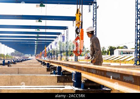 (191202) -- VIENTIANE, Dicembre 2, 2019 (Xinhua) -- Un lavoratore lavora presso la base di saldatura per la China-Laos progetto ferroviario in Vientiane, Laos, Dicembre 2, 2019. Sul 44º anniversario del finanziamento della Repubblica Democratica Popolare del Laos in data 2 dicembre 2019, la Cina Ferrovia No.2 Engineering Group (CREC-2) ha saldato i primi 500-metro-lunga rotaia per il China-Laos progetto ferroviario in Lao capitale Vientiane. La ferrovia, che deve essere installato lungo la perfetta China-Laos ferroviarie, è anche la prima lunga rotaia ferroviaria nella storia del trasporto Lao, del sud-est asiatico e di trasporto è anche Foto Stock