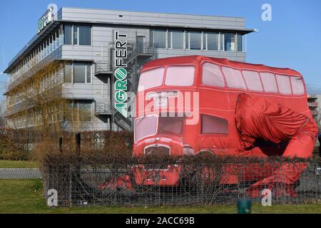 ***FILE FOTO*** sede di prodotti agrochimici Agrofert Holding e Booster di Londra, pezzo da artista ceco David Cerny, sono visti a Praga, nella Repubblica ceca il 28 dicembre 2018. (CTK foto/Michal Kamaryt) Foto Stock