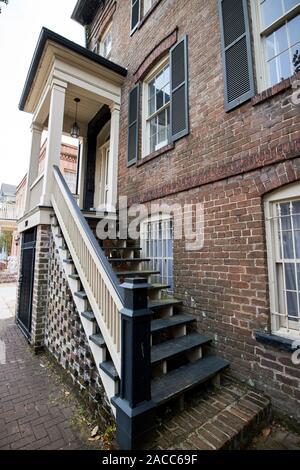 Passi fino alla porta di una casa storica edificio signorile quartiere storico di Savannah in Georgia negli Stati Uniti Foto Stock