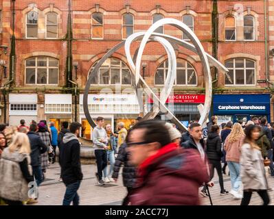 Belfast, Irlanda del Nord, Regno Unito - 30 Novembre 2019: la gente in Arthur Square con la scultura, lo spirito di Belfast da Dan George, nel centro Foto Stock