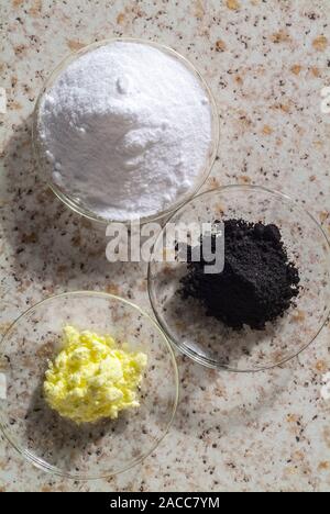 Componenti di polvere da sparo. Zolfo (giallo), carbonio (nero) e di  salnitro (nitrato di potassio, bianco) nelle proporzioni corrette per fare  la polvere da sparo. Saltpetr Foto stock - Alamy