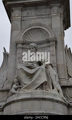 'Motherhood' statua sulla Queen Victoria Memorial, The Mall London SW1 Foto Stock