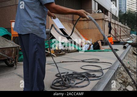 16.08.2012, Pechino, Cina, Asia - due lavoratori in un cantiere nel quartiere centrale degli affari della capitale cinese. Foto Stock