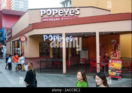 07.11.2019, Singapore, Repubblica di Singapore, in Asia - la gente a piedi passato Popeyes un ristorante fast food nel centro della citta'. Foto Stock