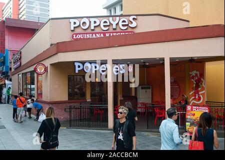 07.11.2019, Singapore, Repubblica di Singapore, in Asia - la gente a piedi passato Popeyes un ristorante fast food nel centro della citta'. Foto Stock