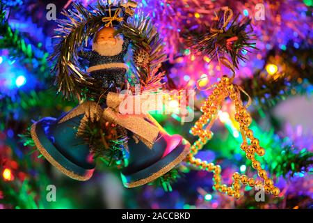 Addobbi natale di Santa Claus e campane con un albero di Natale fatto di perle Foto Stock