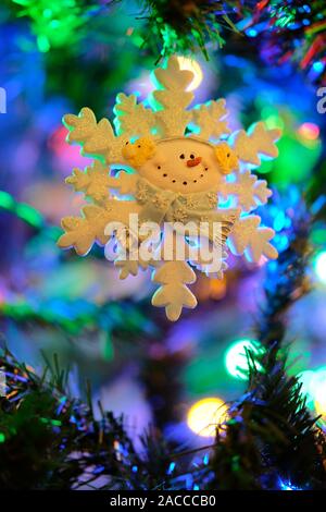 Fiocco di neve ornamento su una ben illuminata di albero di Natale, a Bordeaux, Francia Foto Stock