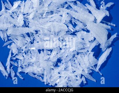 Nitrato di potassio (KNO3) i cristalli. Il nitrato di potassio è solubile  in acqua ed è un componente di polvere da sparo Foto stock - Alamy