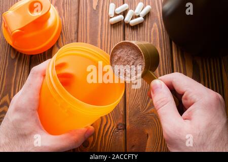 L'uomo fa una proteina cocktail dopo un allenamento Foto Stock