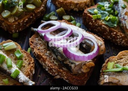 Spratti sul pane con anelli di cipolle Foto Stock