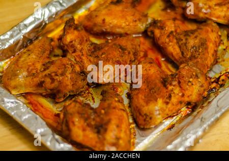 Arrosto di ali di pollo marinato in una piccante peri-peri salsa, un delizioso snack Foto Stock