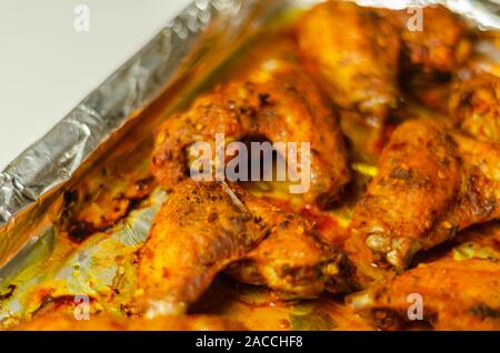 Arrosto di ali di pollo marinato in una piccante peri-peri salsa, un delizioso snack Foto Stock