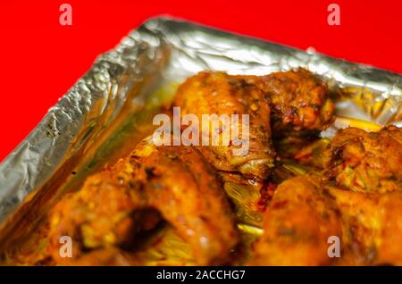 Arrosto di ali di pollo marinato in una piccante peri-peri salsa, un delizioso snack Foto Stock