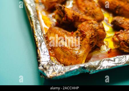 Arrosto di ali di pollo marinato in una piccante peri-peri salsa, un delizioso snack Foto Stock