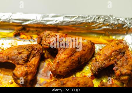 Arrosto di ali di pollo marinato in una piccante peri-peri salsa, un delizioso snack Foto Stock