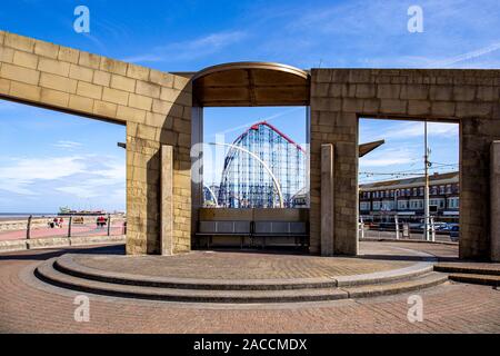 Moderno rifugio sul mare sul lungomare con il big one in background, Blackpool Lancashire Regno Unito Foto Stock