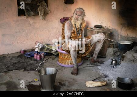 PUSHKAR, India - 4 Novembre 2019: Indiano uomo santo cosparso di cenere il tè nel suo interno sparse isolate frazioni il 4 novembre 2019 nei pressi di pus Foto Stock