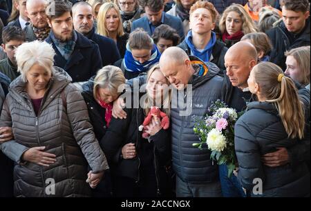 Jack Merritt della madre Anne (estrema sinistra), fidanzata Leanne O'Brien (centro sinistra) e padre David (centro destra) durante una veglia alla Guildhall di Cambridge in onore di lui e Saskia Jones dopo le due di loro sono stati uccisi nel venerdì di London Bridge attacco terroristico. Foto Stock