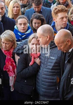 Jack Merritt la ragazza di Leanne O'Brien (centro sinistra) e padre David (centro destra) durante una veglia alla Guildhall di Cambridge in onore di lui e Saskia Jones dopo le due di loro sono stati uccisi nel venerdì di London Bridge attacco terroristico. Foto Stock