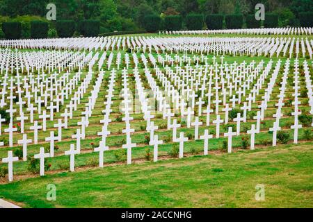 Linee di croci bianche sul grande campo cimitero Foto Stock