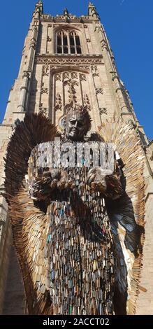 Il coltello Angelo dello scultore Alfie Bradley, al di fuori di Derby Cathedral, Derbyshire, Regno Unito Foto Stock