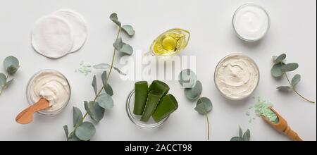 Eco prodotti crema di aloe vera, olio di oliva e sale marino su bianco Foto Stock