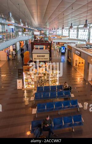 Interno dell aeroporto di Torino Terminal con i viaggiatori in attesa Foto Stock